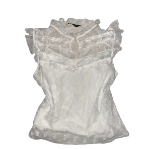 Spets topp - Har ett insytt linne. Kontakta vid intresse <3 storlek 42 men sitter som en M.