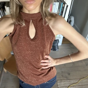 Vintage glitter linne - Klär upp såväl som till fest som vardags!! Säljer detta super fina glitter linne som införskaffades vintage. Size small, men stretschigt så klär XS-M. Hör av dig vid frågor!!🐝🐝