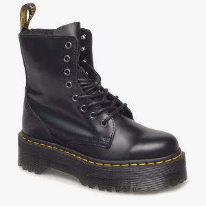 Dr martens - Använt ett få antal gånger, riktigt snygga!!! Kommer tyvärr inte till användning längre! Ny pris 2400kr