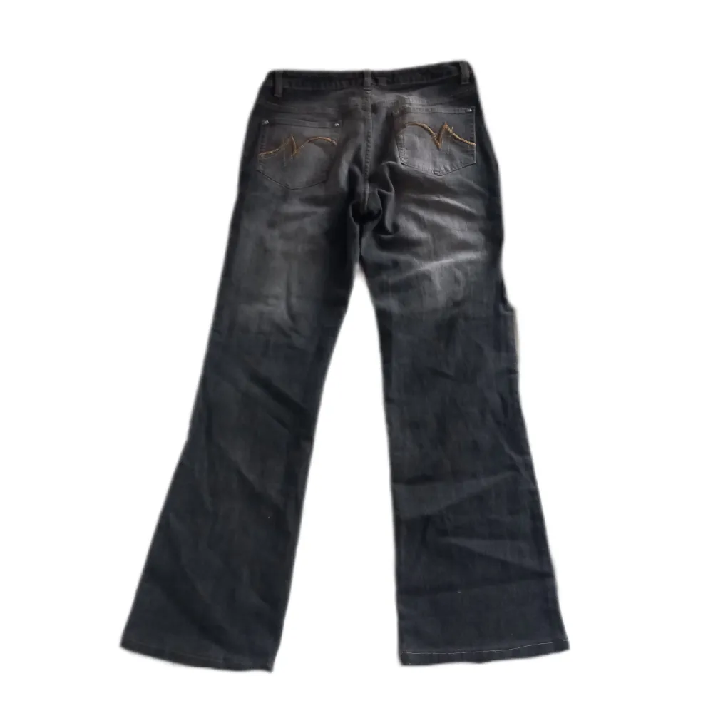 Några snygga byxor som var litte för smala för mig jag kan ta bud 😊. Jeans & Byxor.