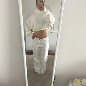 Stickad tröja - En krämvit stickad tröja som är lite kortare. Väldigt skön och lite större runt armarna💗