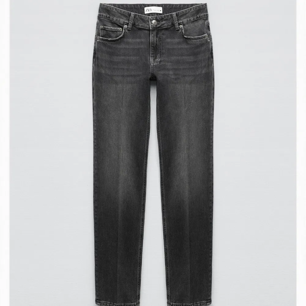 Säljer mina zw jeans från zara. Använda få gånger. Kommer inte till användning. Skriv för fler frågor💕. Jeans & Byxor.
