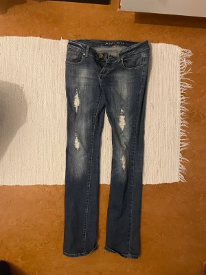 As snygga Low waist 2000-tal jeans  - As snygga jeans som inte kommer till andvändnign då dom inte passar mig! Köpta secondhand för 499 och aldrig andvända!