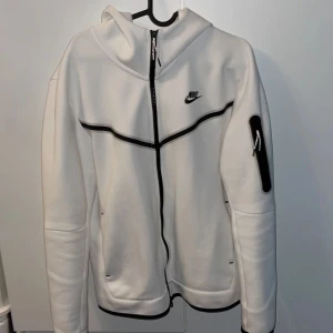 Vit Nike tech  - Säljer min vita Nike tech, knappt använd och i bra skick