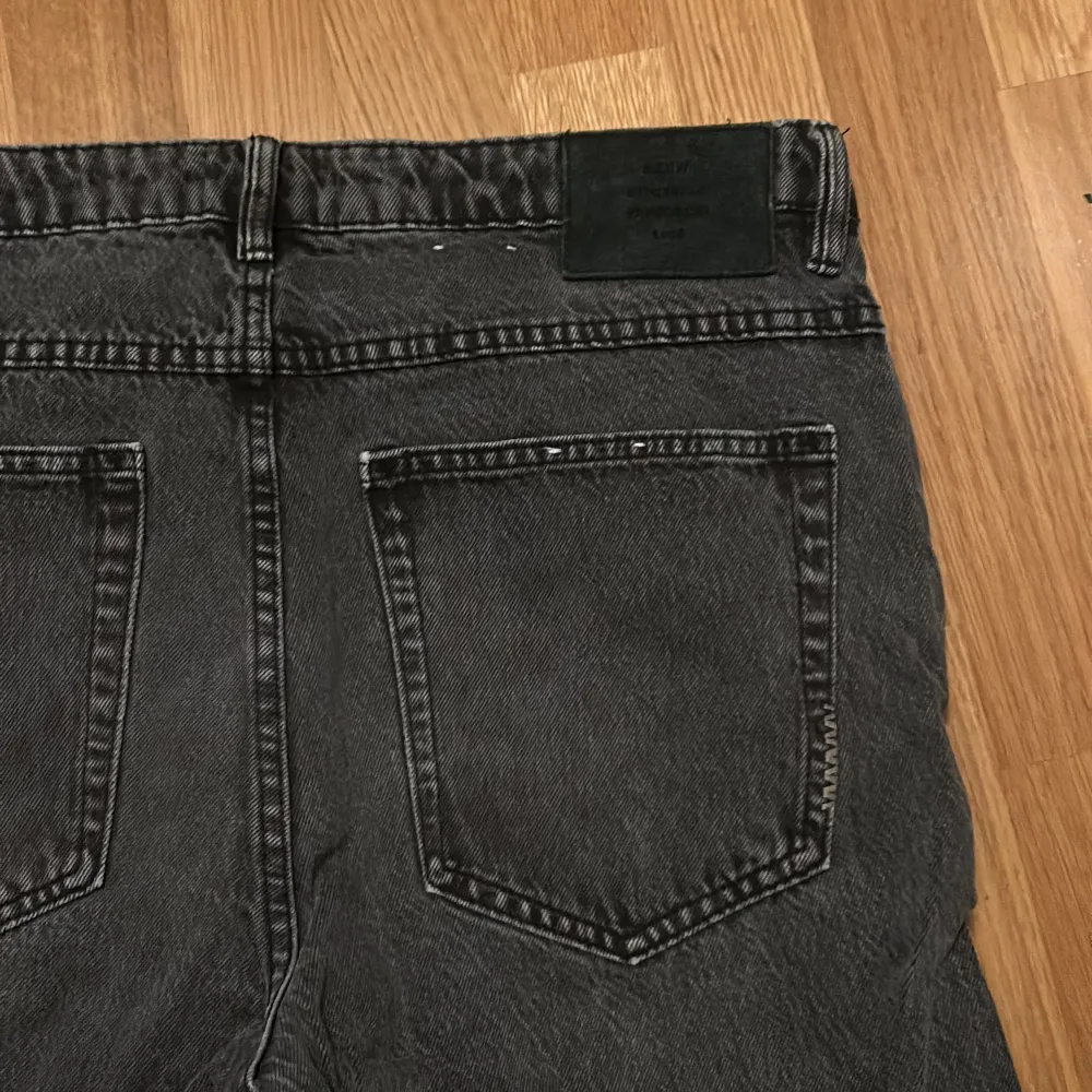 Fina jeans från märket neuw. Storlek 32 x 32. Köpta i butik för 1400 men säljer för 500. Kond 9,5/10 . Jeans & Byxor.