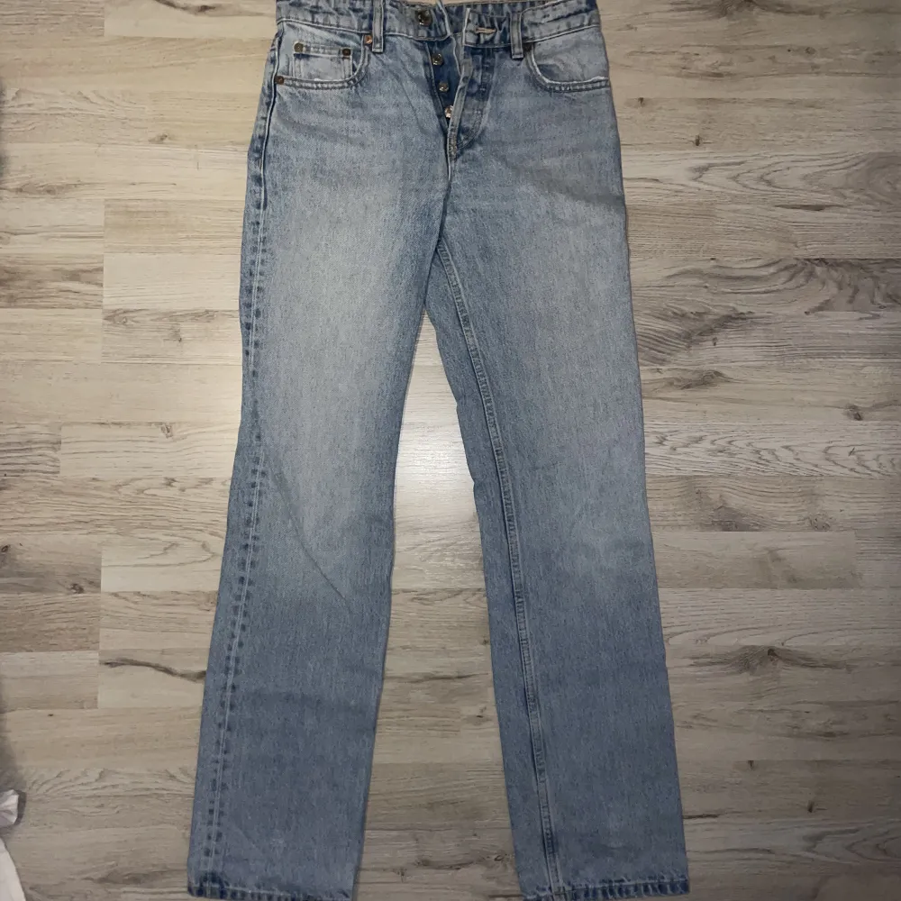 Mid/low strait jeans från zara. Ett av mina favorit jeans men passar tyvärr inte mig längre.✨✨  Köparen står för frakt.. Jeans & Byxor.