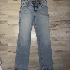 Mid/low strait jeans från zara. Ett av mina favorit jeans men passar tyvärr inte mig längre.✨✨  Köparen står för frakt.