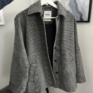 Rutig kappa mq - Säljer min rutiga kappa från mq, använd fåtal gånger❣️ nypris 1000