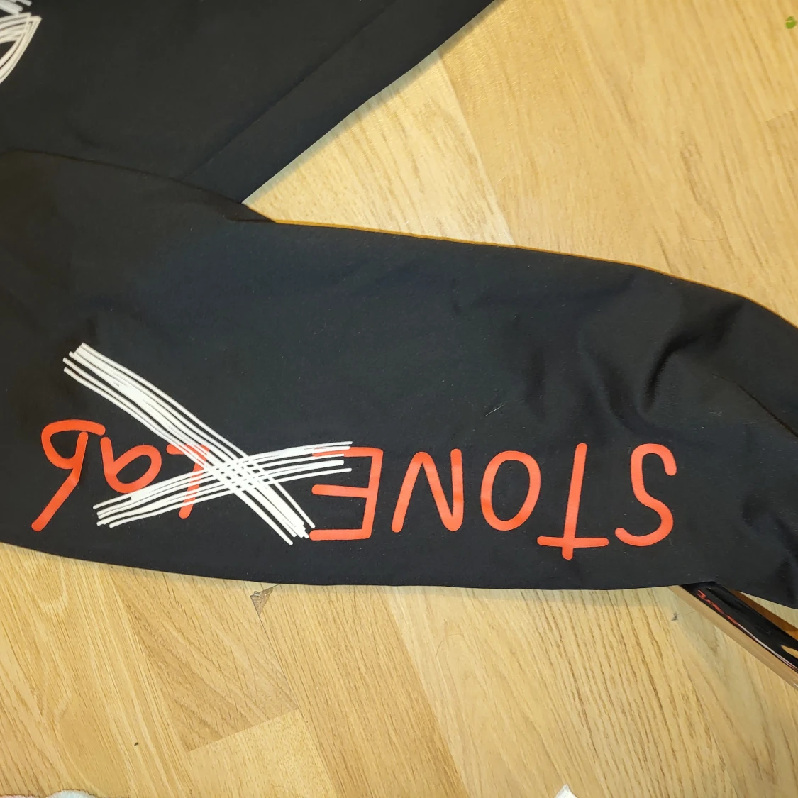 En hoodie bara  - 90