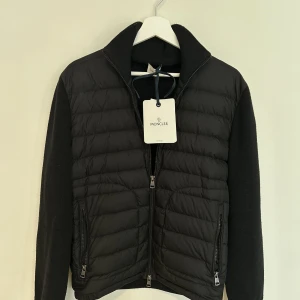 Moncler jacka - Svart Moncler jacka   Nyskick  Storlek S  Inköpspris: 9999kr  Kvitto och Äkthesbevis kommer med   Tveka inte på att höra av dig om du har frågor😀 