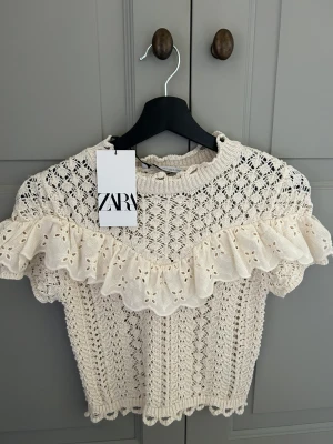 Volang tröja från zara - Säljer min helt oanvända tröja från zara pga den inte kommer till användning. Den är fin med volanger.