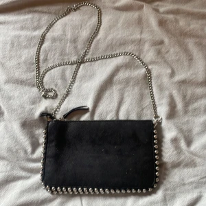 Zara väsla -  Säljer har jättefina Sara väskan som jag köpte för ett årsen använt noll gånger köptes för 260kr säljer för 150kr