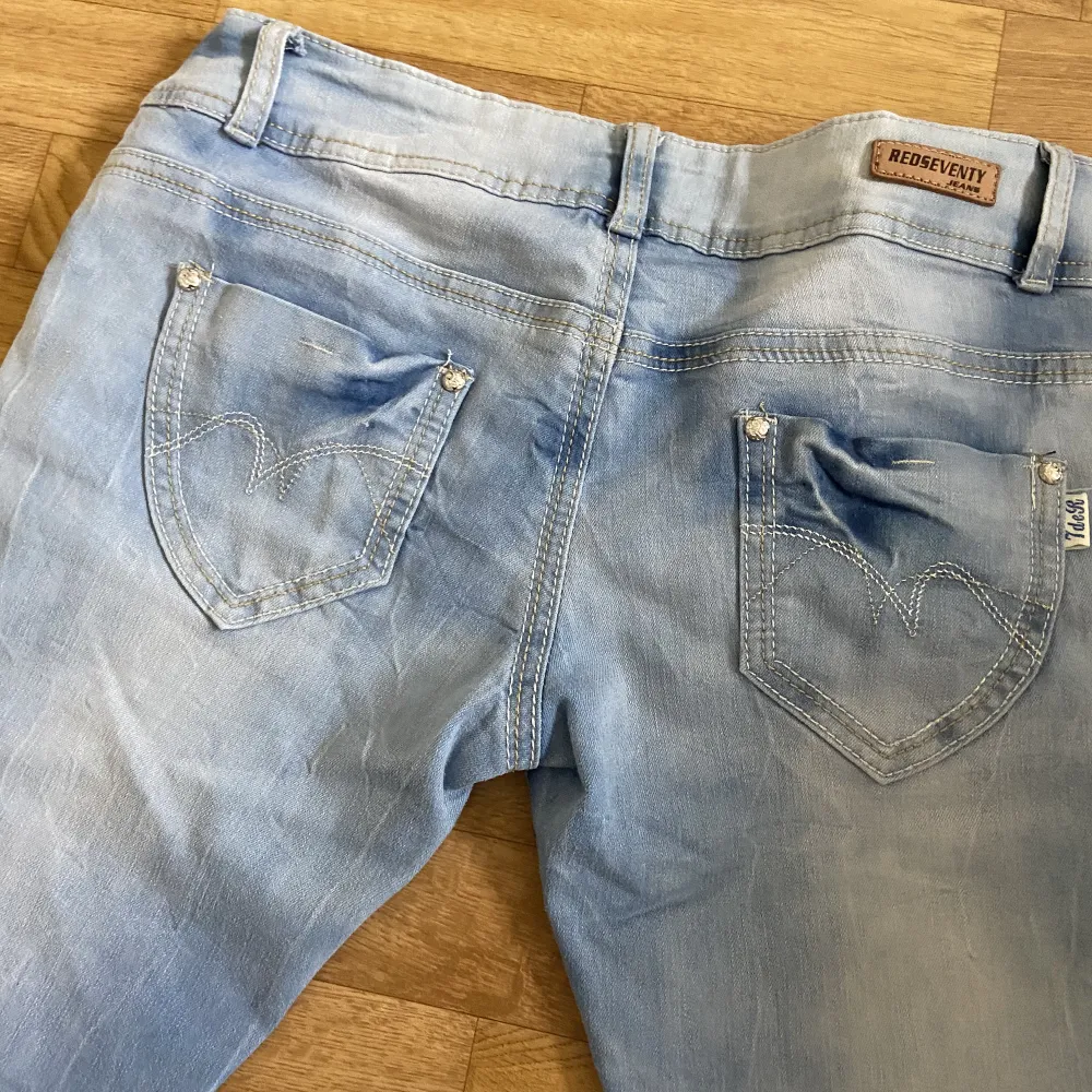 Blåa lågmidjade jeans men snygga bakfickor. Säljer dessa för att när jag köpte de så passade de inte. Jag köpte de secondhand så det gick inte att lämna tillbaka. . Jeans & Byxor.