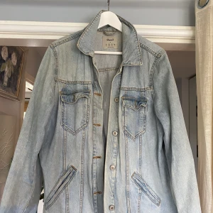 Oversize jeansjacka vintagestyle - Inköpt i London, använd fåtal gånger utan slitage eller skavanker. Normalt oversized på mig som har M/L på överdelar 