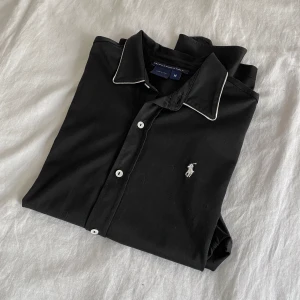 Ralph Lauren skjorta - Säljer denna jättefina och sköna skjortan från Ralph Lauren. Köpt second hand men den är i väldigt fint skick! Den är tyvärr för liten för mig nu (därav att jag säljer den).