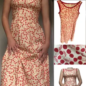 Supersöt vintage klänning med körsbärsmönster på. Väldigt 50-tal, verkar vara handgjord. Köpt på beyond retro.  ig- @thrifty.sthlm