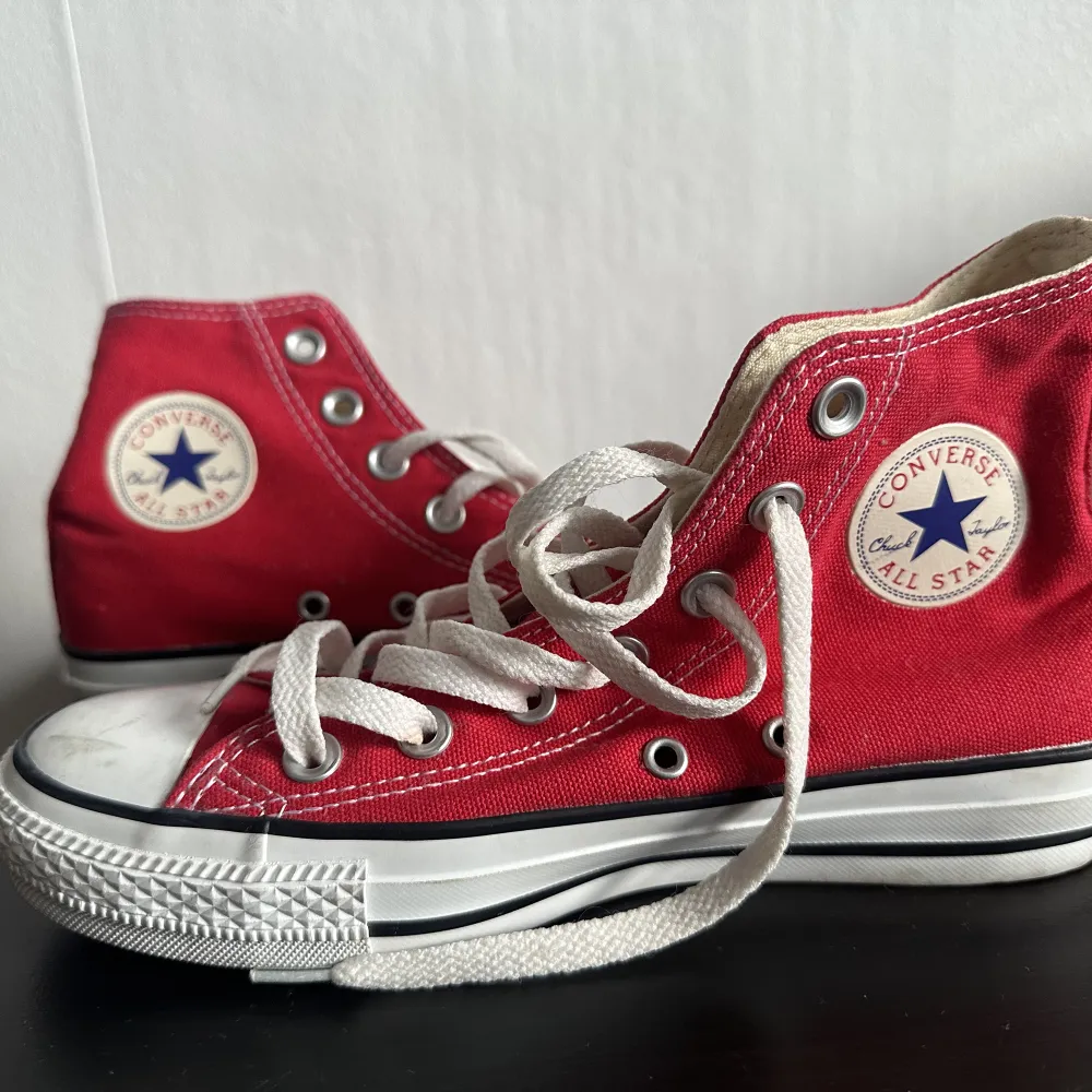 Röda Converse i storlek 36.5.  Har aldrig varit ute i dem, sulorna är helt oanvända, dock har de ett par märken framtill.. Skor.