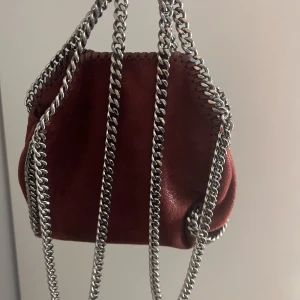 Stella McCartney  - Intressekoll på min jättesnygga äkta vinröd stella McCartney! Skriv för frågor och fler bilder💗