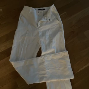 Vita kostymbyxor  - Vita kostymbyxor, förlåt de är lite skrynkliga på bilden. Säljer då dem inte kommit till användning 