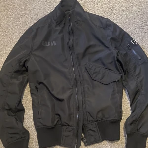 G-star raw jacka - Tunn bomberjacka, grishig o snygg. 10-10 i skick, oanvänd. Perfekt för höst och vår. 