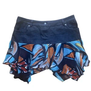 y2k mesh jeans kjol - super snygg mini kjol med mesh tyg från franskt märke. Skriv privat för mått! Köparen står för frakt. ❤️