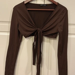 Omlott tröja  - Storlek M knappt använd 