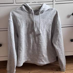 En grå-melerad hoodie från Vero Moda (Pieces). Strl. Small och den är något kortare i modellen.  Inte använd överdrivet mycket, otroligt mjukt material!🫶🏼