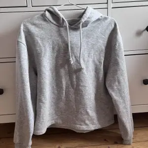 En grå-melerad hoodie från Vero Moda (Pieces). Strl. Small och den är något kortare i modellen.  Inte använd överdrivet mycket, otroligt mjukt material!🫶🏼