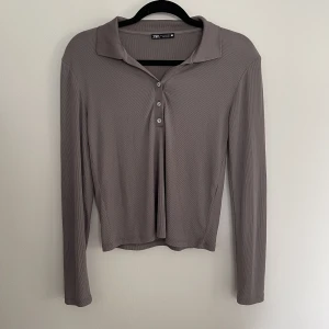 Långärmad tröja  - En brun/beige långärmad tröja från zara. Endast använd vid något enstaka tillfälle, inget som syns och inga defekter!