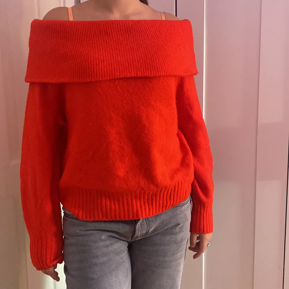 Off shoulder tröja röd från H&M. Helt ny, aldrig använd. Säljer för att jag tog för stor storlek. Slutsåld på h&m’S hemsida. Nypris=200kr mitt pris=100kr + frakt. Priset kan diskuteras👍💞Kontakta mig för fler bilder eller vid minsta intresse. . Tröjor & Koftor.