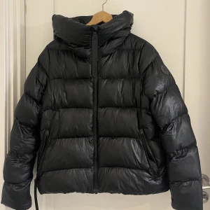 Svart dunjacka  - Jättefin, varm svart jacka (osäker på om det är dun) från Everest. Nypris ca 1500 kr och storlek 38 men passar 36-40! I mycket bra skick och funkar asbra som vinterjacka!! 