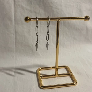 STILSTHLM  - Helt otroliga örhängen! Finns i silver och guld.  Köp för 119kr/st Eller 219kr/paret. Modell 114.  Smyckes ställningen finns även att köpa för 299kr!