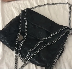 Stella McCartney väska - Säljer min Stella inspirerande väska som inte används längre!! Super fin och jätte rymlig, första bilden är min 