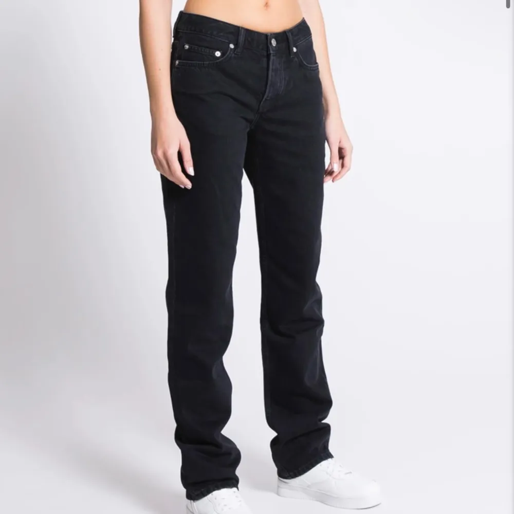 Sjukt snygga lågmidjade jeans från Lager 157 i modellen ”Icon” (skriv för fler bilder). Säljer då jag redan har ett par. Nypris 400kr 🤍 i storlek xss men passar mig som brukar ha XS/S då de töjer ut sig lite efter ett tag 😊. Jeans & Byxor.