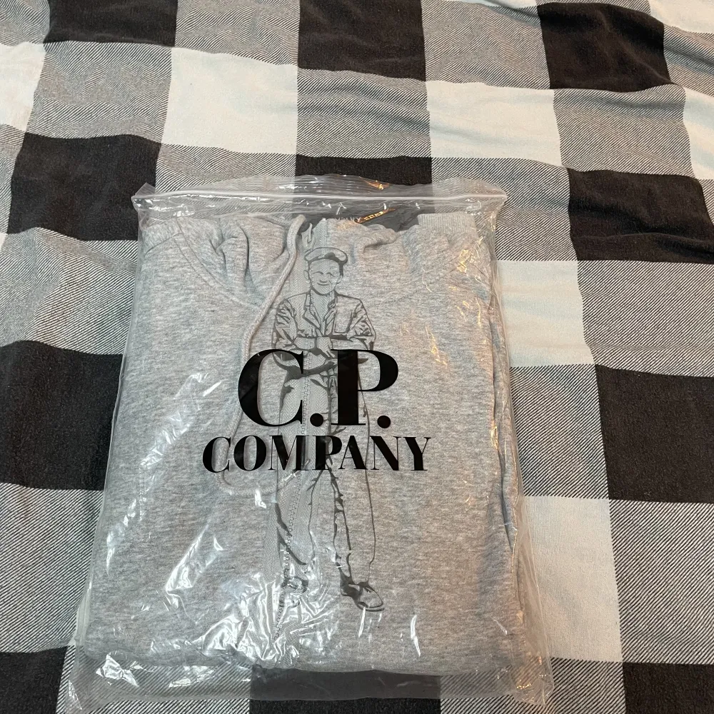 Cp company zip tröja som endast är provad en gång finns plast påse osv kvar storlek M nypris är runt 3000. Tröjor & Koftor.