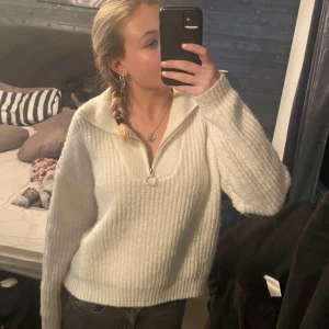 Fin vit stickad tröja  - Aldrig använd, köpt förra hösten! Har inte kommit till använding. Pris kan diskuteras. Storlek Xs men skulle säga passar xs-m. Köpt för 230kr 