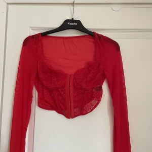 Korsett topp - En röd korsett topp från Shein i strl S. Aldrig använd