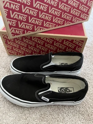 Vans slip on  - Säljer mina i princip nya vans classic slip on i färgen svart🩷