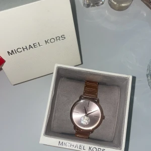 Michael kors klocka - Michael kors klocka i roseguld till salu, helt ny och oanvänd. Plasten är fortfarande kvar på klockan! 