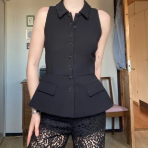Väst - Self Potrait - Väst från self potrait använd 1 gång för ett event! Storlek US 0 passar mig som är XS-XXS Ny pris 6200kr  Är egentligen del av ett sett men jag behåller byxorna :)