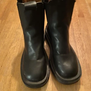 Svarta boots - Ett par snygga svart skor i bra skick.🌟
