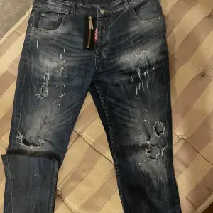 Äkta jeans, 8/10. Jättefin byxor säljer de för att jag blev tröttnat på den.