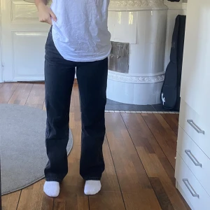 Jeans - Högmidjade jeans från Weekday i modellen rowe. Välanvända men bra skick👍🏽 Köpte för 500kr, säljer för endast 200kr! Köparen står för ev. frakt 🫶🏽