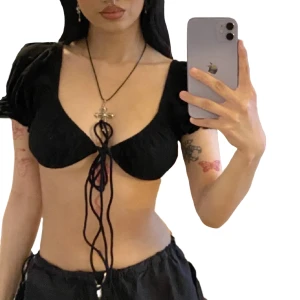 svart shein topp - (Repost på denna topp) säljer en av mina favorit toppar, köptes på shein i strl S men skulle nästan säga att den är i Xs. Använd endast en gång🖤 köpare står för frakt<33