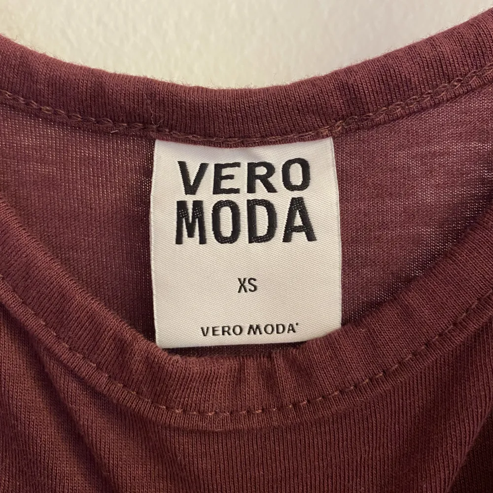 Vinröd långklänning från Vero Moda, använd några gånger men tyvärr inte längre🦋. Klänningar.