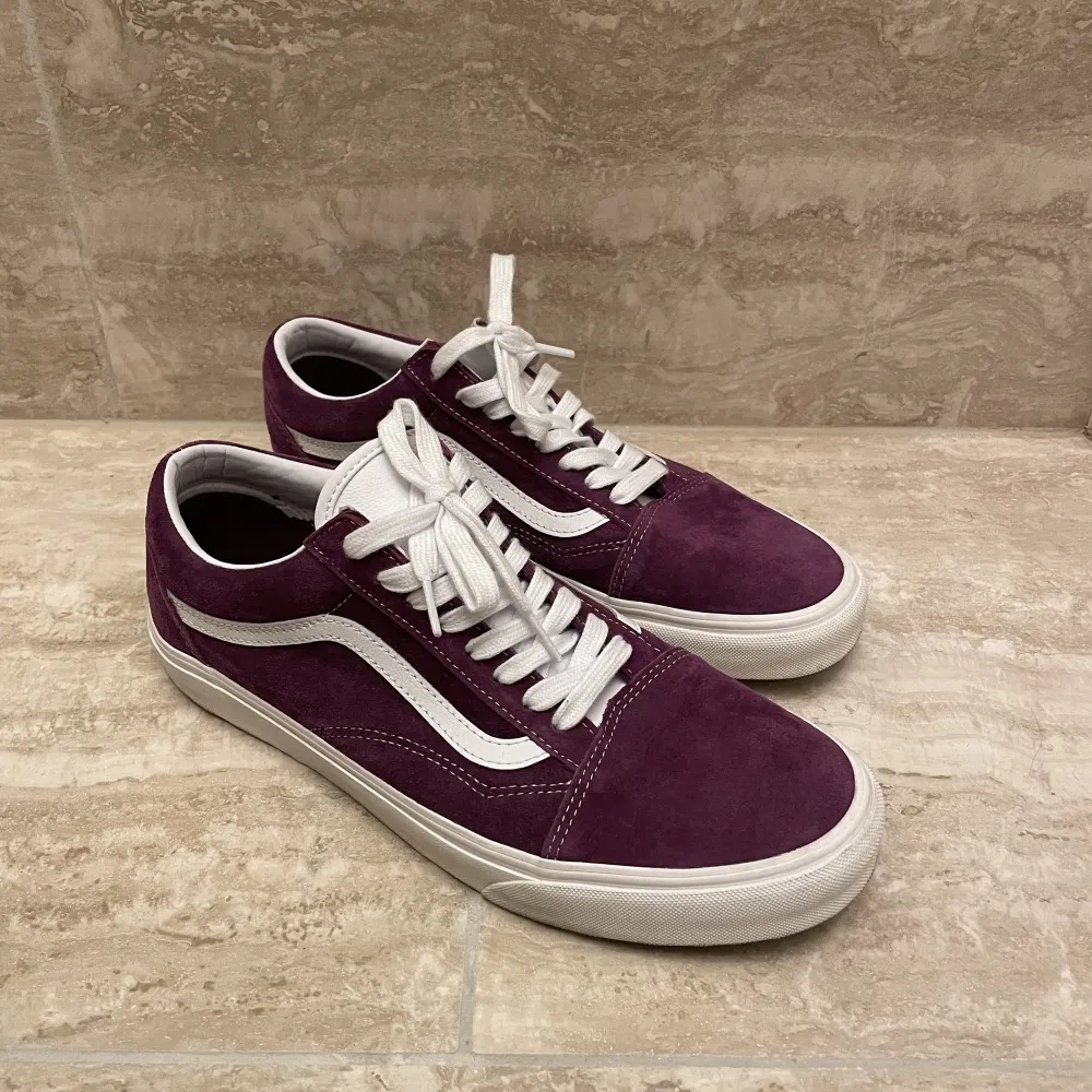 Ett par lila Vans Old-Skool i pig suede, Vans främsta mocka. Riktiga snygga och unika med den lila färgen. Skorna är knappt använda och är därav i toppskick. Hämtas i Stockholm City eller fraktas, emot att köparen står för frakten. . Skor.