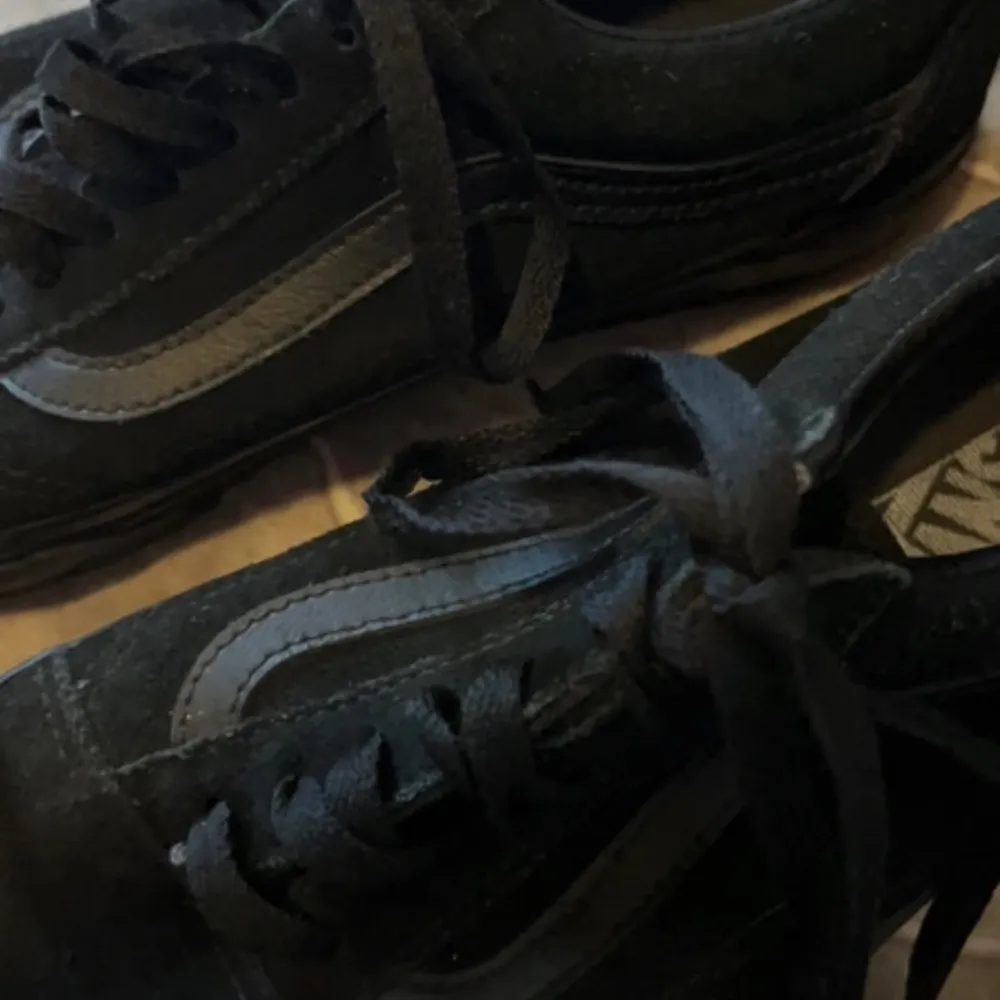 Ett par svarta Vans sneakers i storlek 40. Väldigt  bra skick. Se bilder för mer. . Skor.