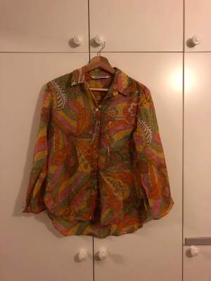 Retro printed skjorta/blus från Zara med slits vid ärmarna. Storlek S. Som ny!! Frakt står köparen för🌼