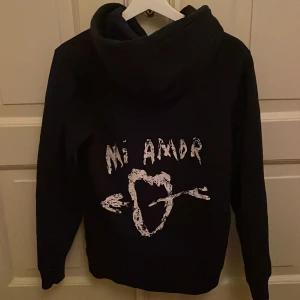 Mi amor hoodie  - Säljer min super fina mi amor hoodie i marinblå färg, knappast använd då jag fick den och glömde bort den i garderoben! Inga defekter eller liknande och skit snygg till hösten och vintern. Köptes för ungefär ett år sedan snart! Slutsåld övertallt! 