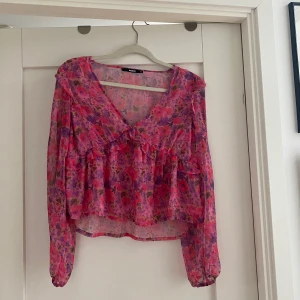 Blommig blus BikBok - !!!!TRYCK INTE PÅ KÖP NU!!! Frakt: 43kr                 Betalning sker via swich💞 Superfin blommig blus från bikbok, säljer då den inte används💞🙌